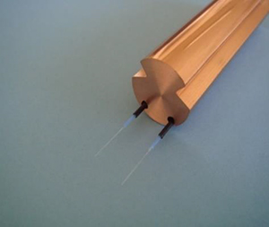 写真:光ファイバー式警報トロリ線