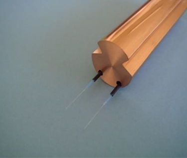 写真:光ファイバを用いた警報機能付きトロリ線